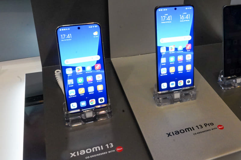 Wi-Fi 7に対応しているXiaomi 13(左)とXiaomi 13 Pro(右)