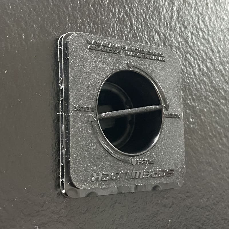 壁面/床面/天井の面を固定するロックパーツにはスペーサーを設けて遮音性を高めた