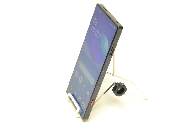 本体形状はシンプル。側面は直角で平ら