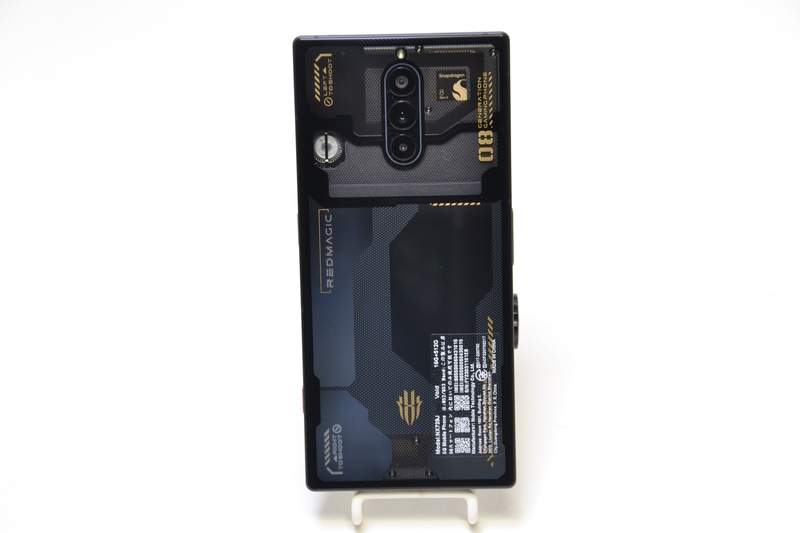 背面のシースルー部分を含むデザインはユニーク