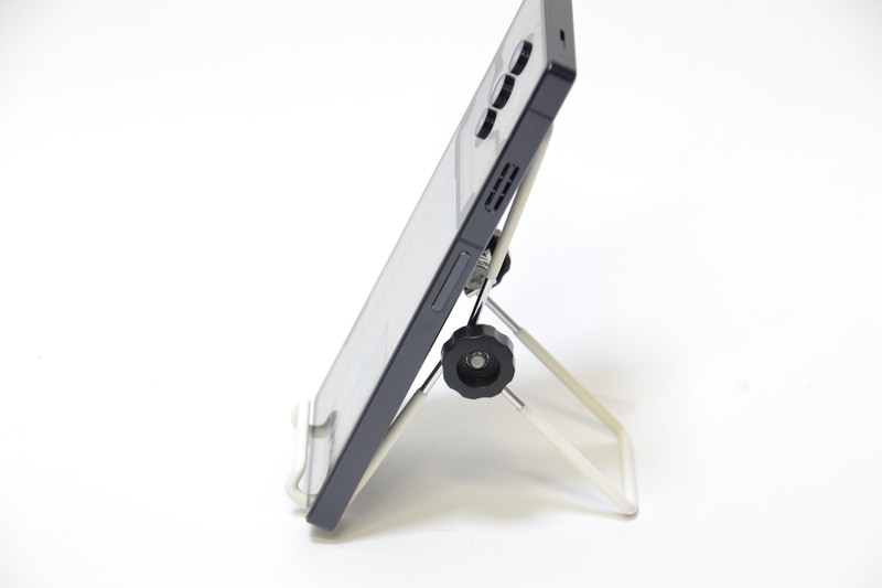 左側面には音量ボタン。上部にあるのはファンの吸気口