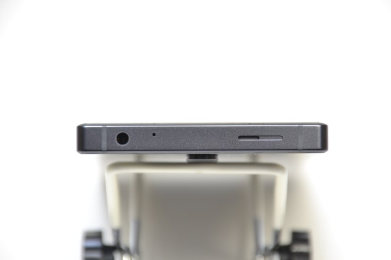 上部にイヤフォンジャックを搭載。スピーカーとマイクらしき穴も