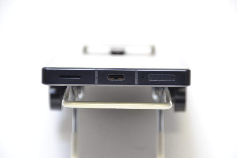 下部にUSB Type-C。こちらもスピーカーとマイクらしき穴がある