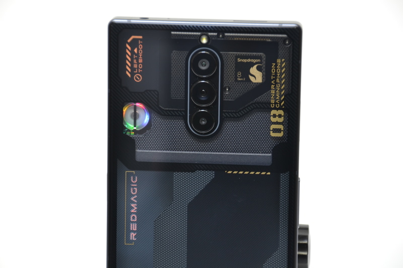 ゲームプレイ時などにはファンが回転する。LEDライティングも仕込まれている