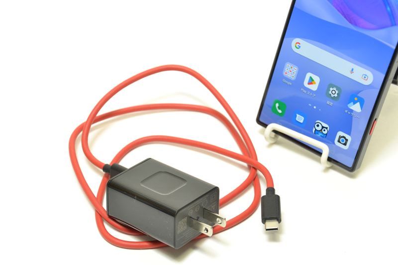 付属の充電器とケーブル。出力は最大65Wで、本体のバッテリはデュアルセルで受電する