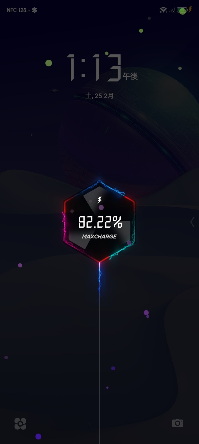 付属の充電器で充電すると、バッテリ残量が0.01%単位で表示される。充電のスピードがわかりやすく、高速充電をアピールしているらしい