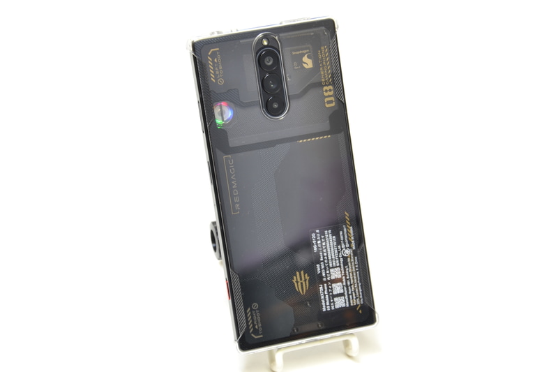 ケース装着時の背面。本体デザインを邪魔せず見た目もいい