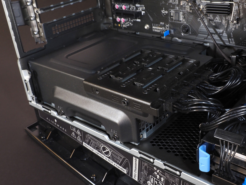 独自設計の電源は出力1,350Wで12VHPWRにも対応。80PLUS Platinum認証で高効率だ