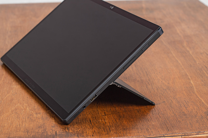 右側面にUSB 3.2 Gen 1 Type-Aポート、電源・ボリュームキーなど。microSDカードリーダは背面のスタンドに隠れた場所にある