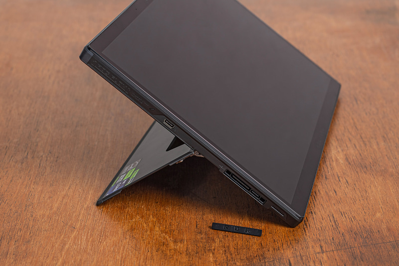 左側面にUSB 3.2 Gen 2 Type-Cポートがあり、グロメットに隠れる形でThunderbolt 4ポートを用意