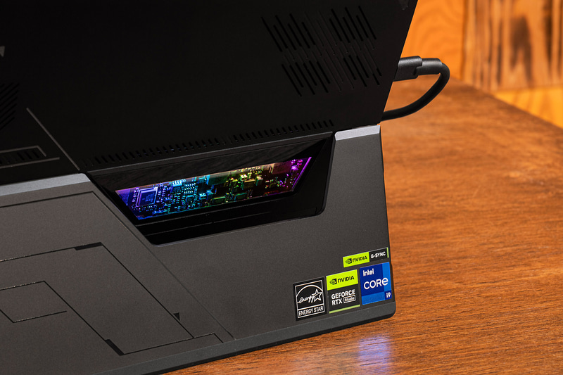 背面の「窓」から覗く基板とイルミネーションはクール