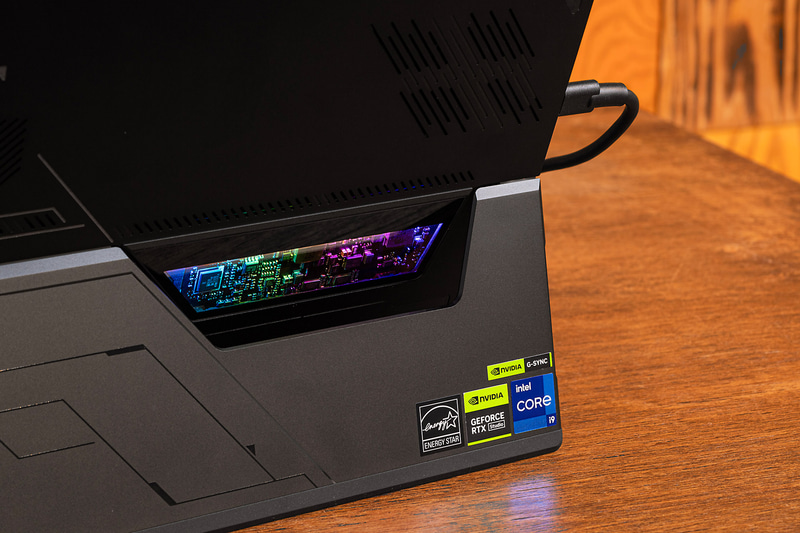 本体背面の「窓」から基板が透けて見え、しかもRGBライトで光る