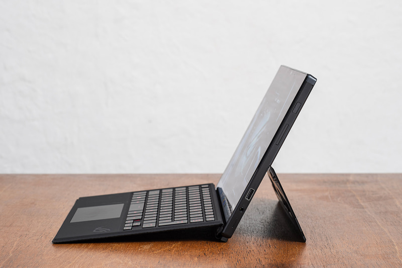 本体と一体化したスタンドを背面に備え、無段階で角度調整が可能