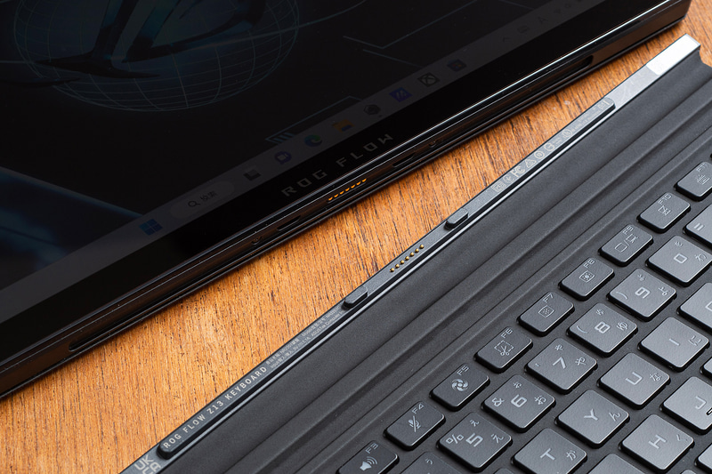 本体とはポゴピンで接続し、マグネットで簡単に脱着できる