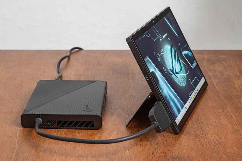 専用コネクタでほかのディスクリートGPUも利用可。写真は「ROG XG Mobile」をつなげたところ