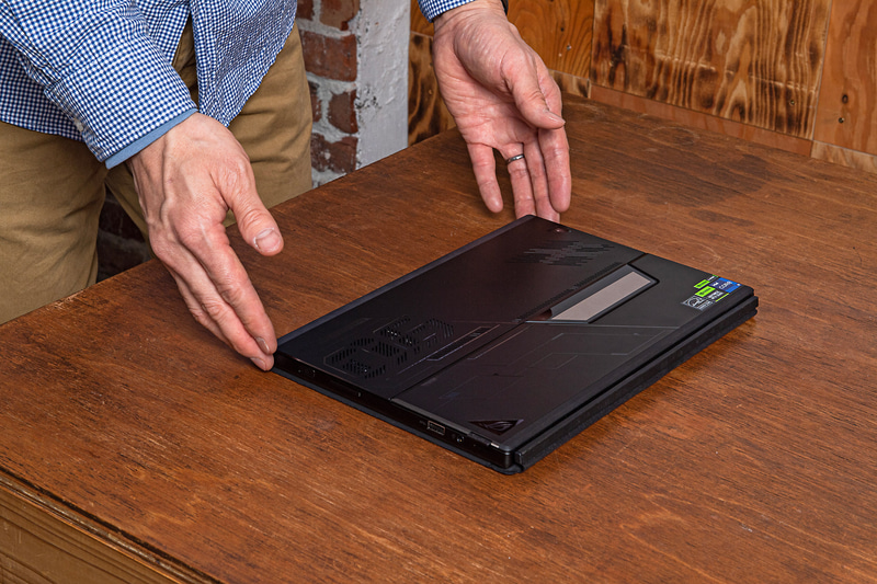 本体テーブルに置き、スタンドを開いて、キーボードも開けば、2in1ノートPCのようなスタイルですぐに使える