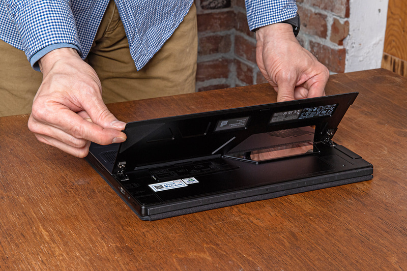 本体テーブルに置き、スタンドを開いて、キーボードも開けば、2in1ノートPCのようなスタイルですぐに使える