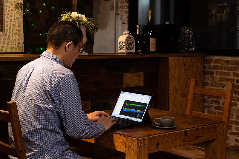 取材したり、カフェで仕事したりすることも考えると、持ち運びのしやすさは重要だが、性能は高い方がいい