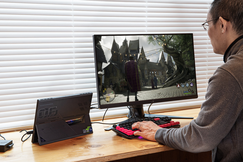 本気でゲームするときは外付けのモニター、キーボード、マウスでプレイしたい。あえて本体は背面を手前側にして、イルミを楽しむのもいい