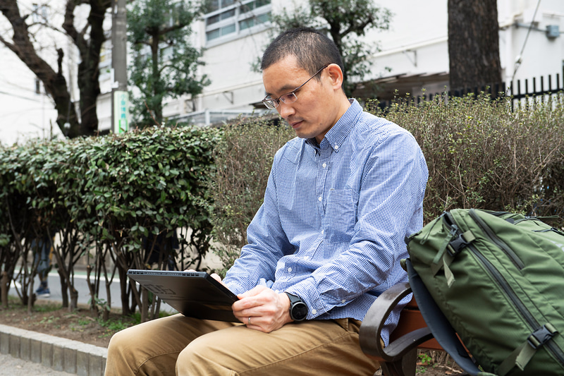 外出時に急ぎ対応しなければならないときでも、タブレットだからすぐに取り出して仕事を始められる