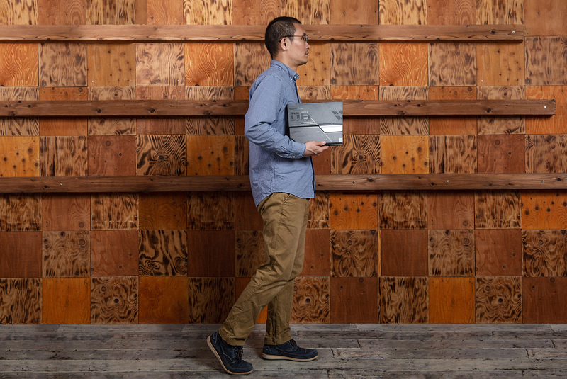 キーボード付きだと少し重量感は出てくるが、機動力は13型クラスそのもの