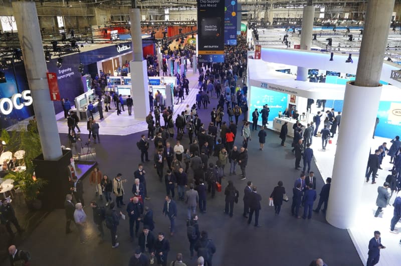 夕方の様子だが、奥には人がいっぱいいることが分かる