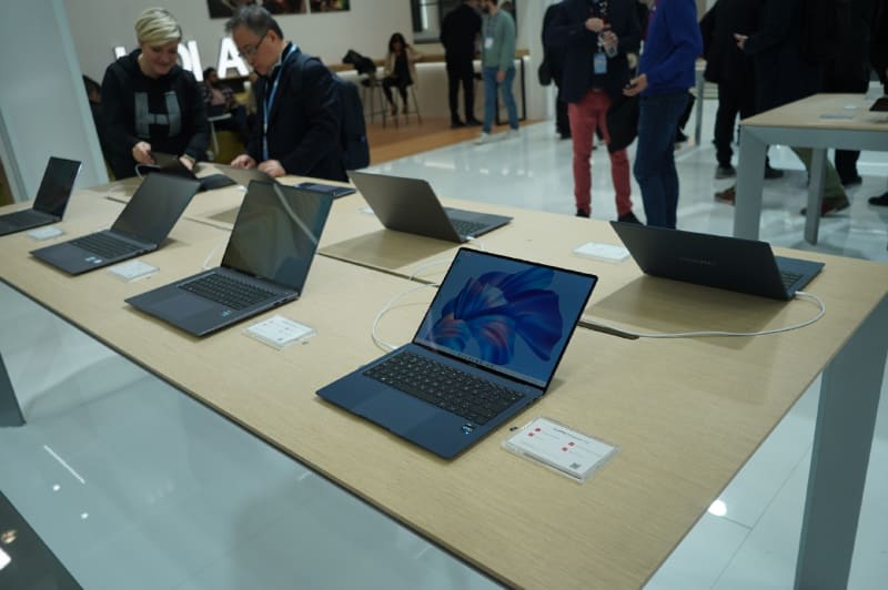 Huaweiブースでは昨年発表された第12世代Core搭載のノートPCを展示