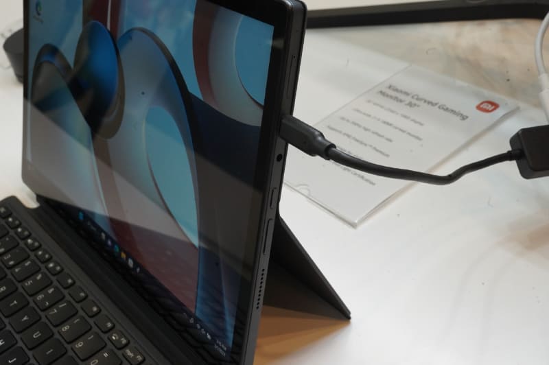 日本では未導入のXiaomi Book S 12.4は、Surface型の脱着式2in1型デバイス、デジタイザペンを左側にバッテリで吸着できる