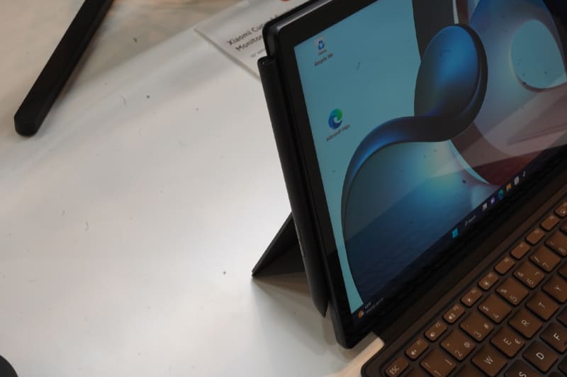 日本では未導入のXiaomi Book S 12.4は、Surface型の脱着式2in1型デバイス、デジタイザペンを左側にバッテリで吸着できる