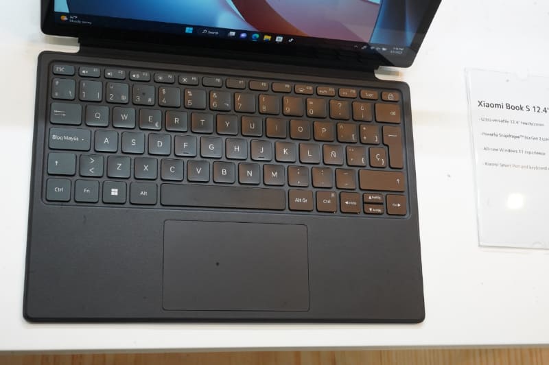 日本では未導入のXiaomi Book S 12.4は、Surface型の脱着式2in1型デバイス、デジタイザペンを左側にバッテリで吸着できる