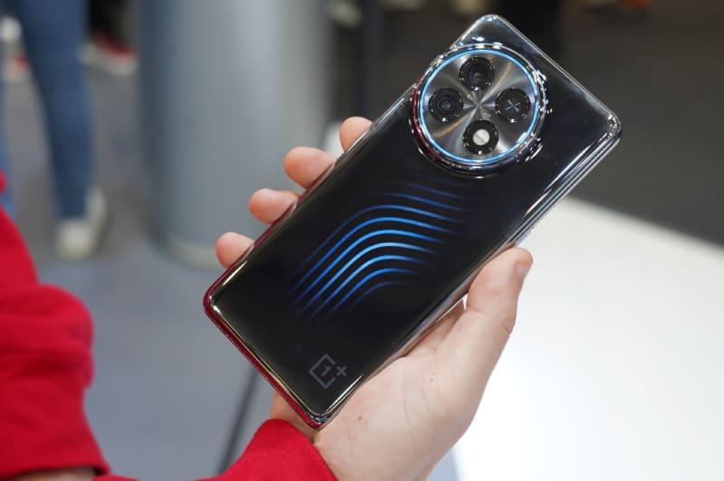 OPPOが公開した液冷スマートフォン「OnePlus 11 Concept」を展示