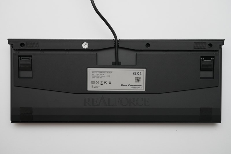 ケーブルを中央または左右から出すための溝が設けられている