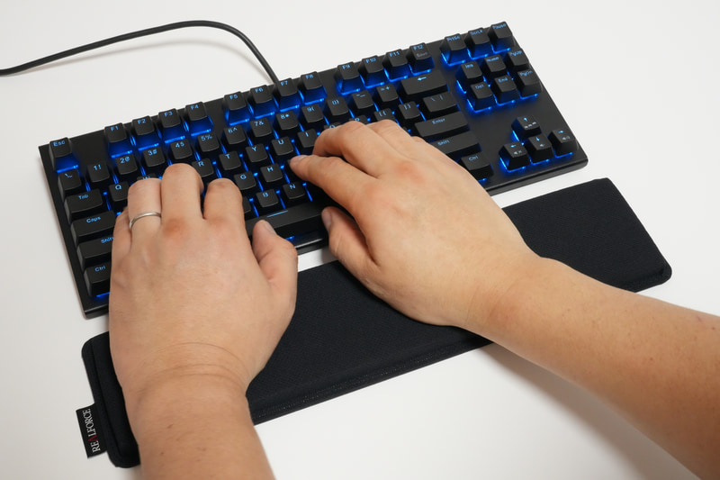 高級ジェル素材「ジェルトロン」は手首への負担を低減するだけでなく、通気性にも優れている。腕時計をつねに装着している方には必須とも言えるアイテムだ