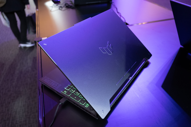 A15/F15ともに天面は同様のデザイン