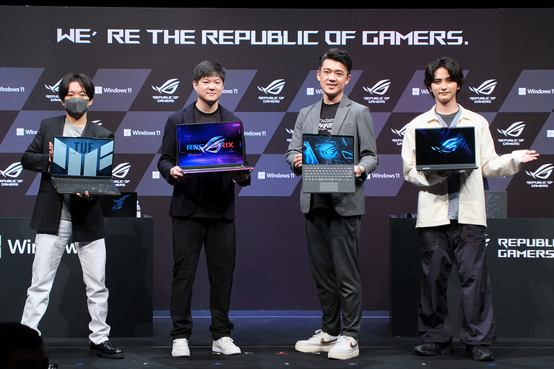 左から、ストリーマーのTIE Ru氏、ASUS JAPAN株式会社のDavid Chu氏、同社のAlvin Chen氏、瀬戸利樹氏