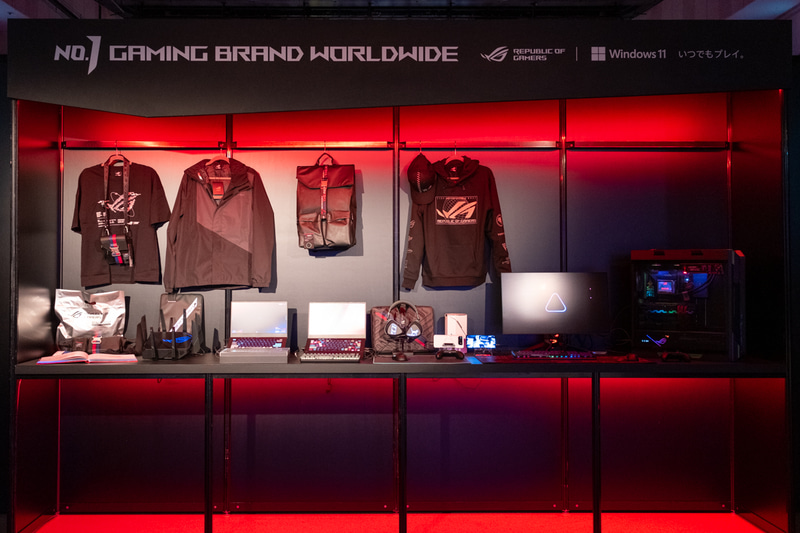 アパレルなどそのほかのROG製品も展示されていた
