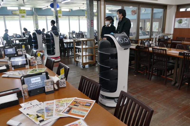 ネコ型配膳ロボット10台を活用中