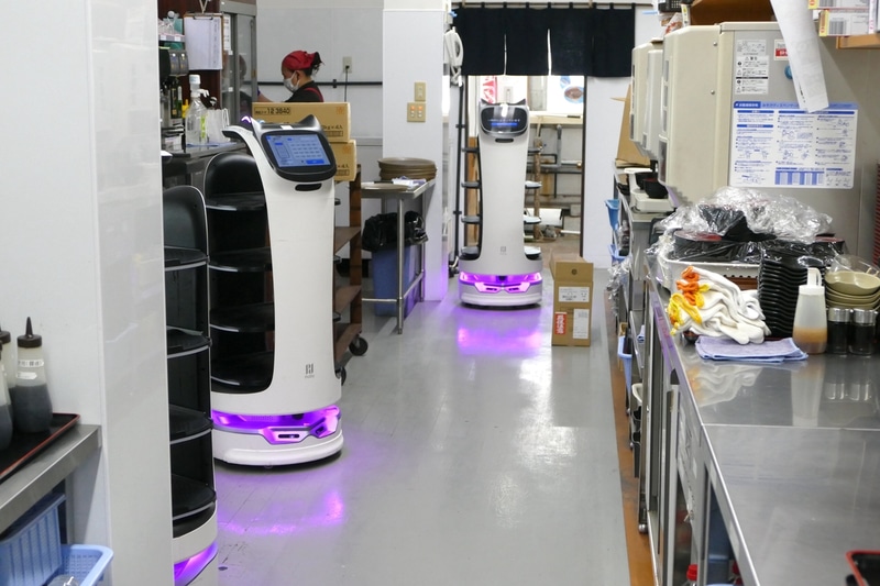 ロボット同士が譲り合う。20台までの相互連携が可能。