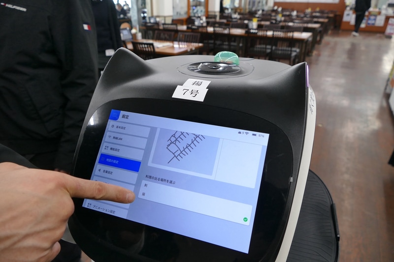 揚げ物担当、刺身担当がいる