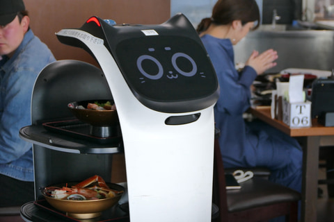 やじうまPC Watch】10台のネコ型配膳ロボットが自動連携。房総最大級の