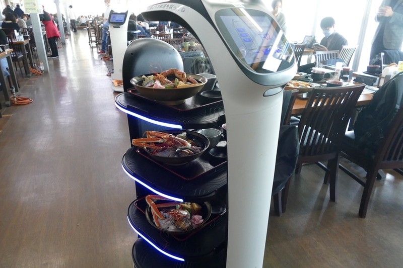 配膳の約半分をネコ型配膳ロボットが担う