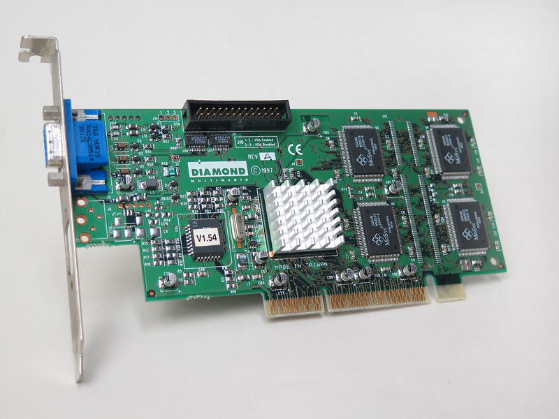 3Dlabsは、一般ユーザー向け3Dグラフィックスハードウェアとして「Permedia」シリーズを展開。Permedia 2まではそこそこの人気があったが「3」以降は性能的に振るわず。DirectX 9世代のプログラマブルシェーダ技術であるSM2.X対応のP9/P10シリーズも開発したが、時すでに遅し。すでに振り向いているユーザーはいなかった。写真はPermedia2を搭載するDiamond Multimediaの「Fire GL 1000 Pro」