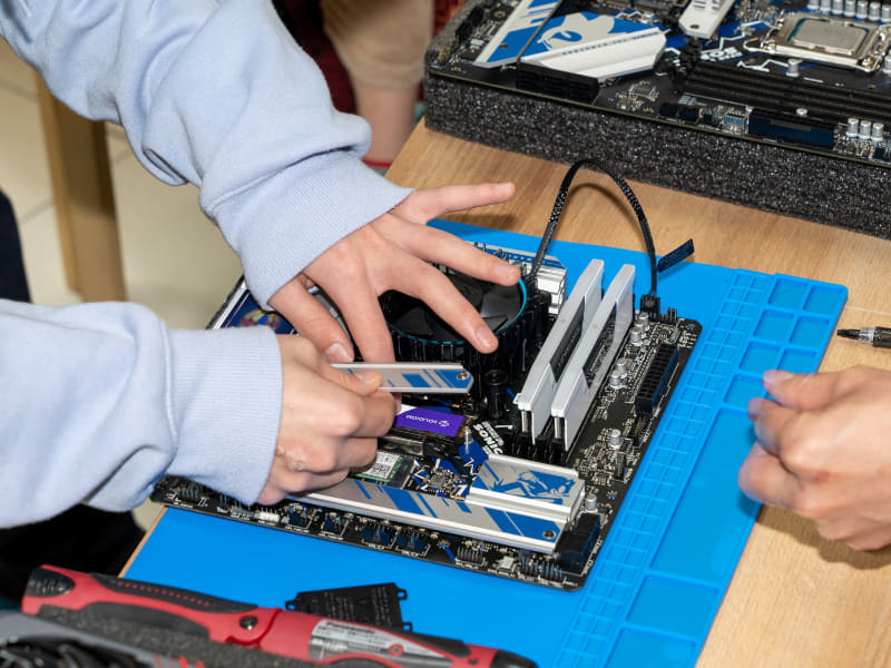 組み立て体験に使用しているパーツは各メーカーともゲーミングブランドの比較的高価なモデルを使用していた