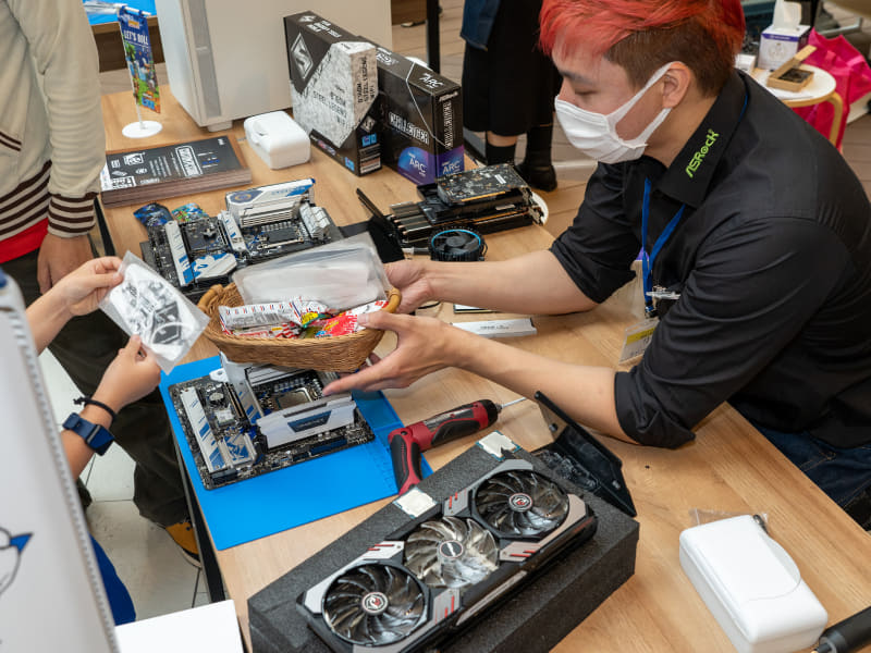子ども連れの来場者には、お菓子も進呈していた