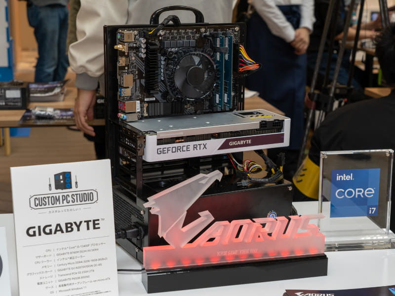 GIGABYTEはmicroATXフォームファクタの「B760M DS3H AX DDR4」を長尾製作所のオープンフレームケースに組み込んだPCを展示した