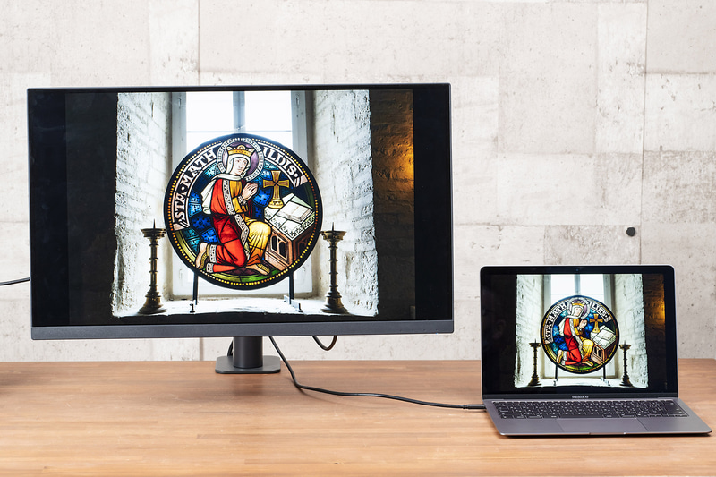 sRGBは100%カバー。その他にも多彩なカラーモードを用意している