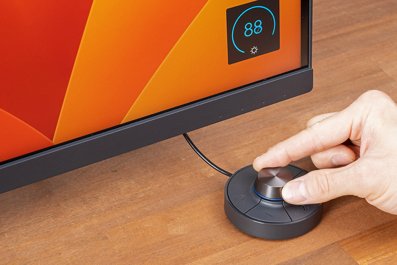 ダイヤルで輝度調整なども楽々