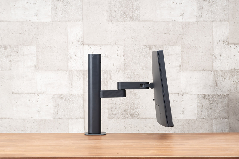 高さ調整は15cmの範囲で可能。こちらは最も低く調整したときで、デスクからの距離は約6.5cm