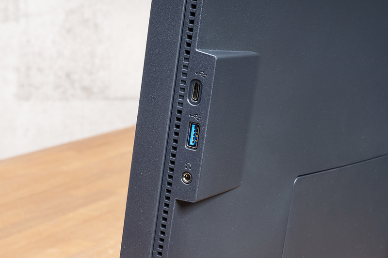 アクセスしやすい右側面にもUSBポートなどが用意されている