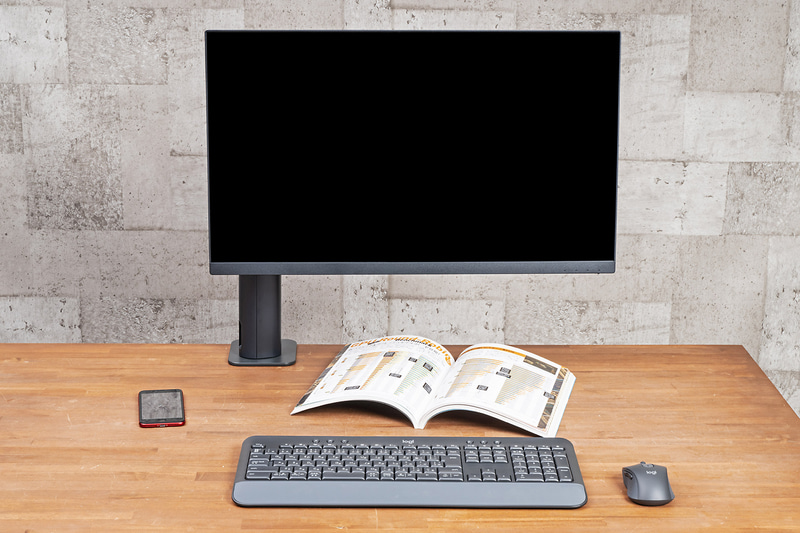 台座はかなり小型。雑誌やスマートフォンなどを広げてもゆとりがある